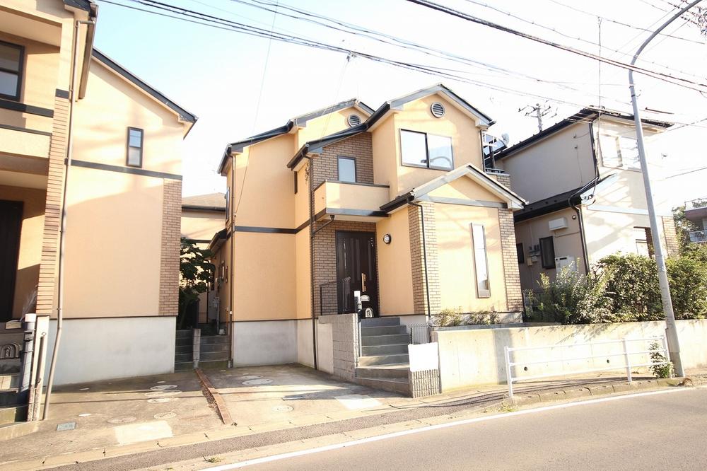 Local photos, including front road. Car is also easy parking
