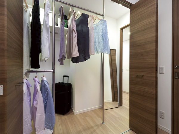 Interior.  [Big walk-in closet] Established a glance at the big walk-in closet where clothes overlooking to every household. (Model Room D type)