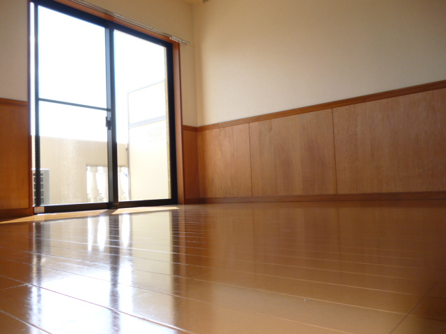 Living and room. Spacious Western-style 10 tatami with depth