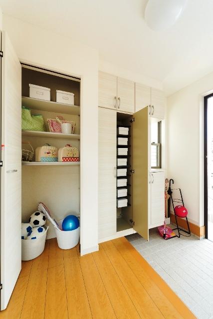 Receipt. There is a storage space of play equipment (soccer balls, etc.) to use outside the front door