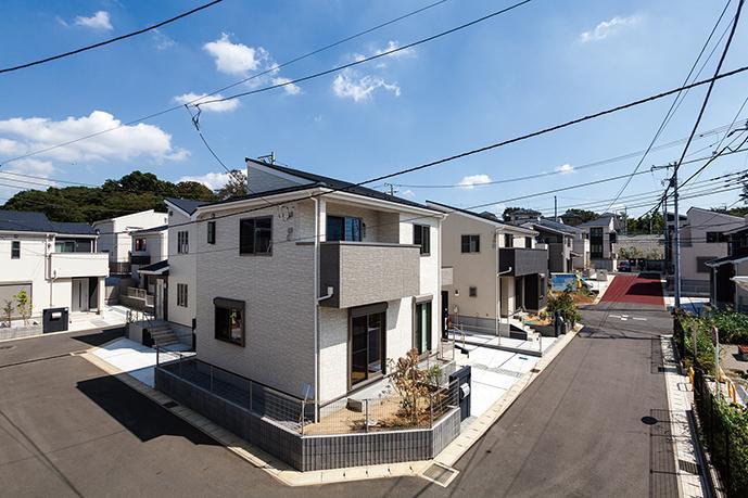 Local photos, including front road. Wrapped in green, Town of beautiful hill House. Walk to elementary school 5 minutes, Optimal living environment in child-rearing