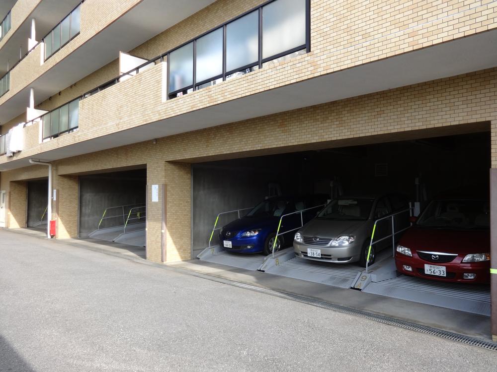 Parking lot.  [Parking Lot] Convenient on-site parking