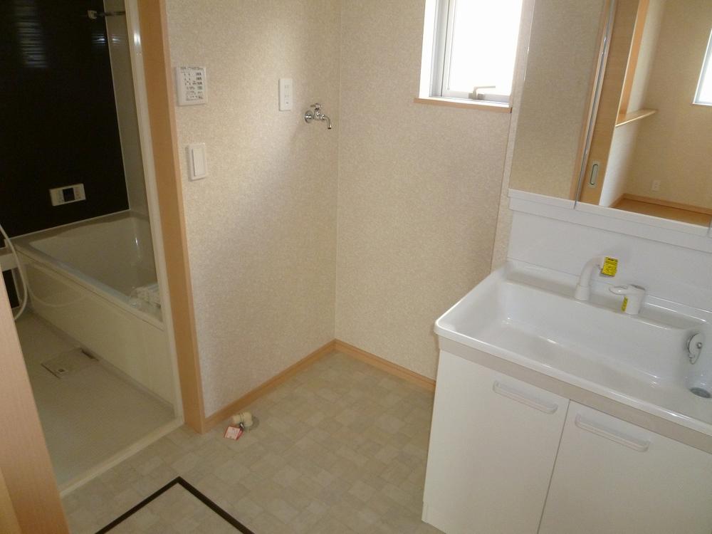 Wash basin, toilet. Building 2 room (November 22, 2013) Shooting