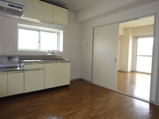 Living and room. Bright dining kitchen