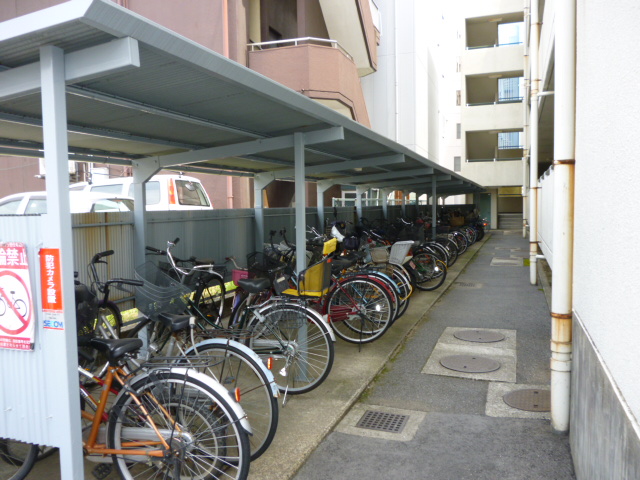 Entrance. Bicycle Covered