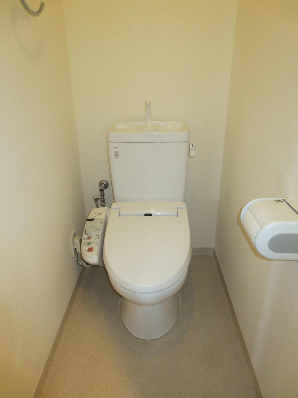 Toilet. Indoor (05 May 2013) Shooting