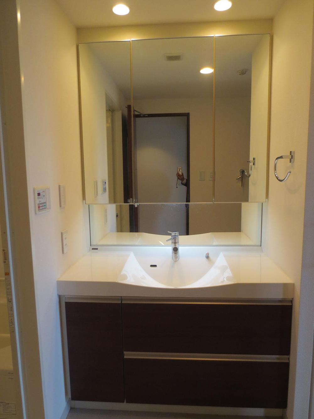 Wash basin, toilet. Room (May 2013) Shooting