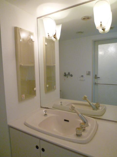 Wash basin, toilet.  [Wash basin] Lighting also fashionable and clean wash basin