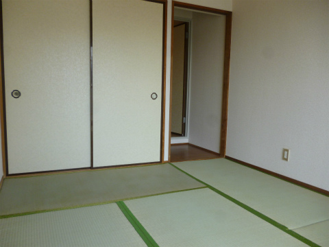 Other room space. South Japanese-style room (bedroom) 6 Pledge A bright room