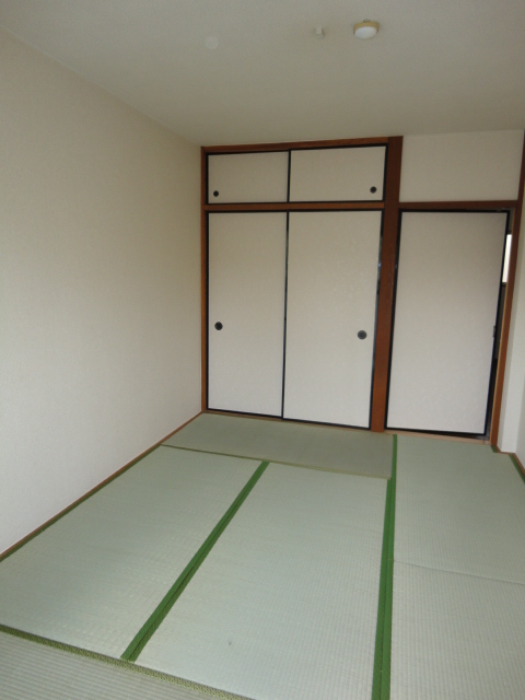 Living and room. Housed plenty of Japanese-style room