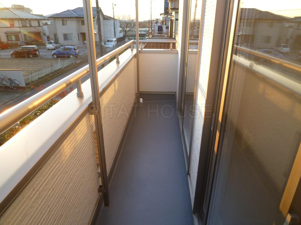 Balcony. ◆ Spacious balcony.