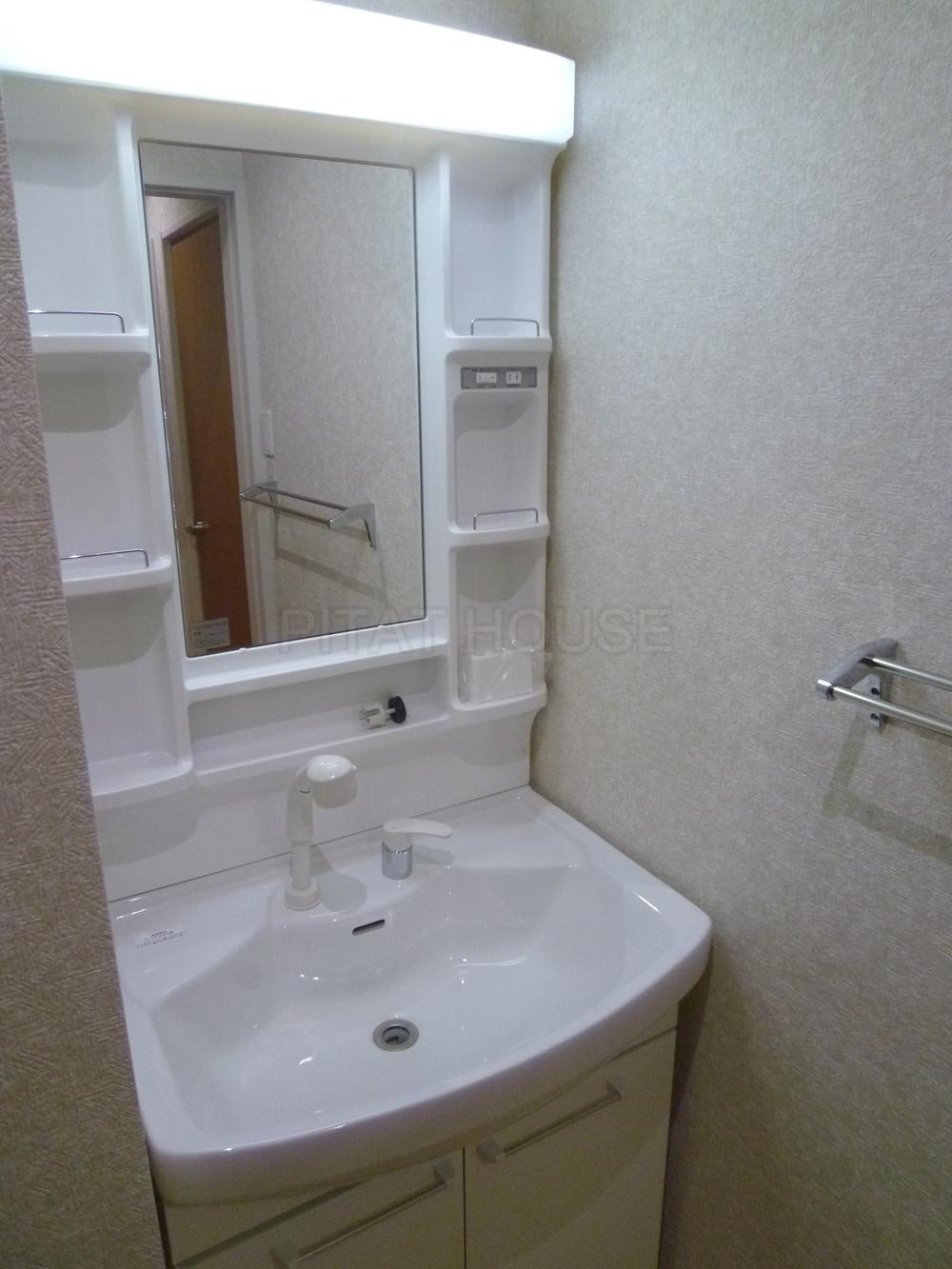 Wash basin, toilet. ◆ It is easy likely vanity use.