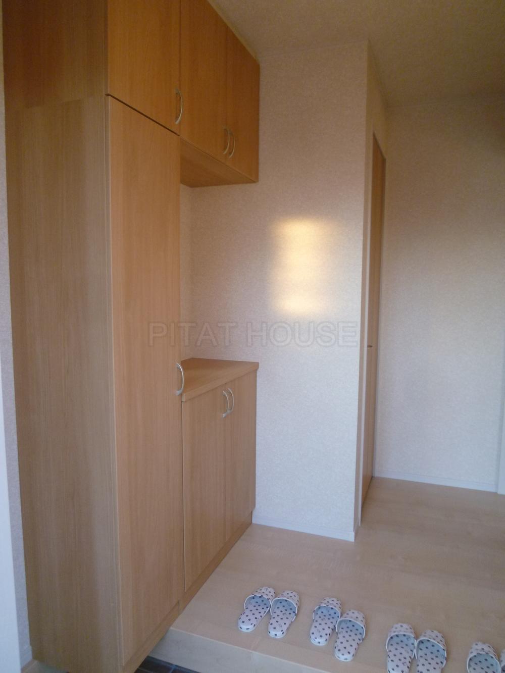 Entrance. ◆ Also it comes with a large footwear in of the bright entrance.