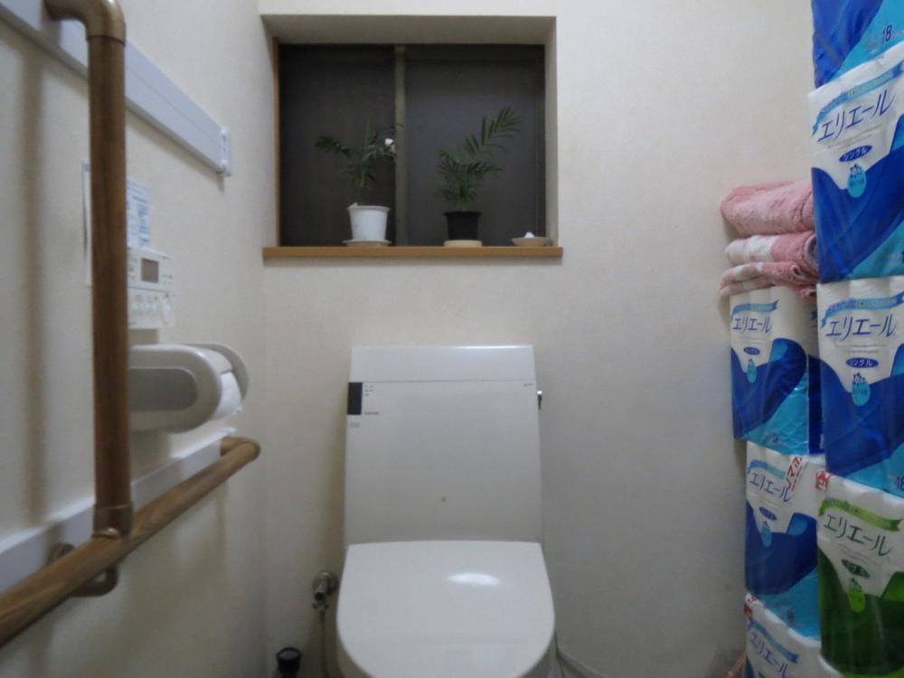 Toilet. Indoor (12 May 2013) Shooting