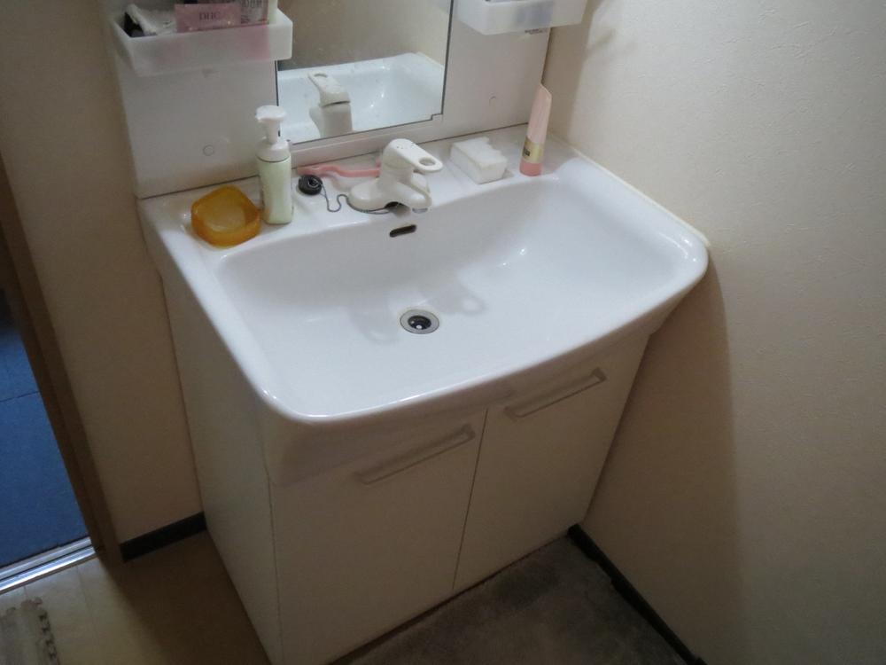 Wash basin, toilet. Indoor (12 May 2013) Shooting