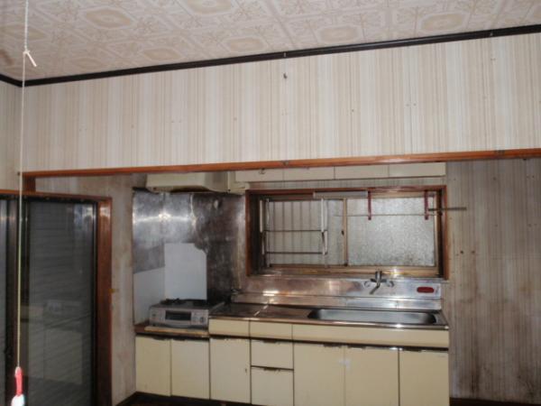Kitchen. It is under renovation. And kitchen replacement. It is wide 270 cm.