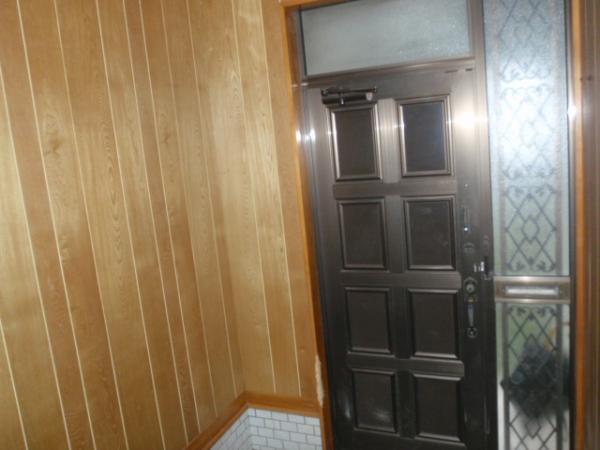 Entrance. It is under renovation. It is old-fashioned wide entrance. Place the shoebox.