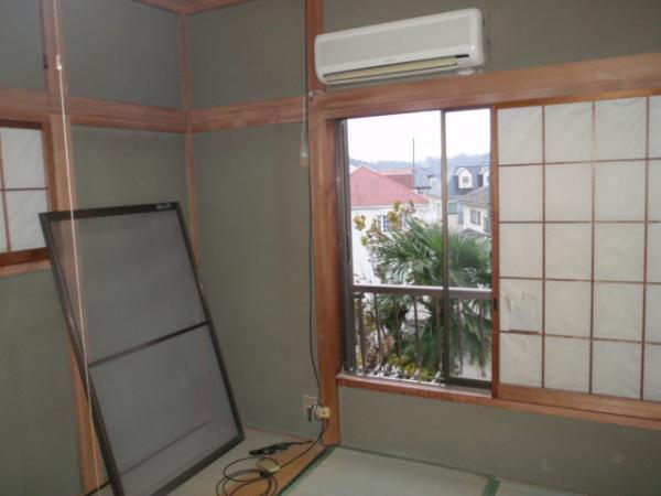 Non-living room. It is under renovation. It is the first floor of a Japanese-style room. Tatami wall in Omotegae will to cross the finish.