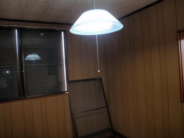 Non-living room. It is under renovation. The second floor Western-style. And the board to the tension cross the finish from the veneer-clad.