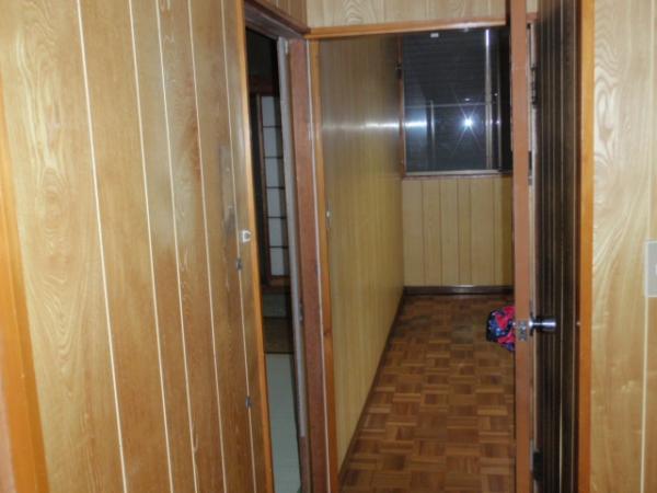Other local. It is under renovation. And the board to the tension cross the finish from the veneer-clad.
