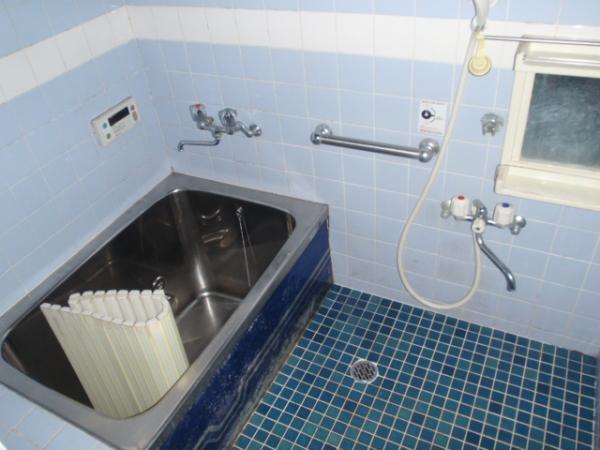 Bathroom. It is under renovation. Replace the unit bus from tiled.