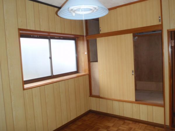 Non-living room. It is under renovation. And the board to the tension cross the finish from the veneer-clad.