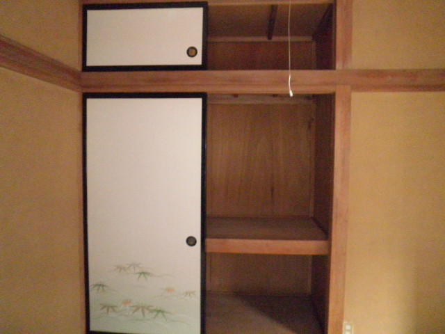 Receipt. Closet (with upper closet) Large capacity storage