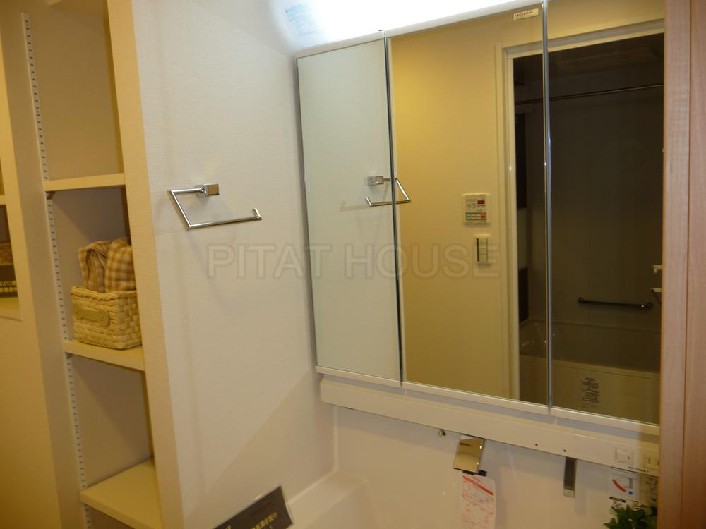 Wash basin, toilet.  ◆ Storage also there to, Vanity is vanity with easy-to-use three-sided mirror.