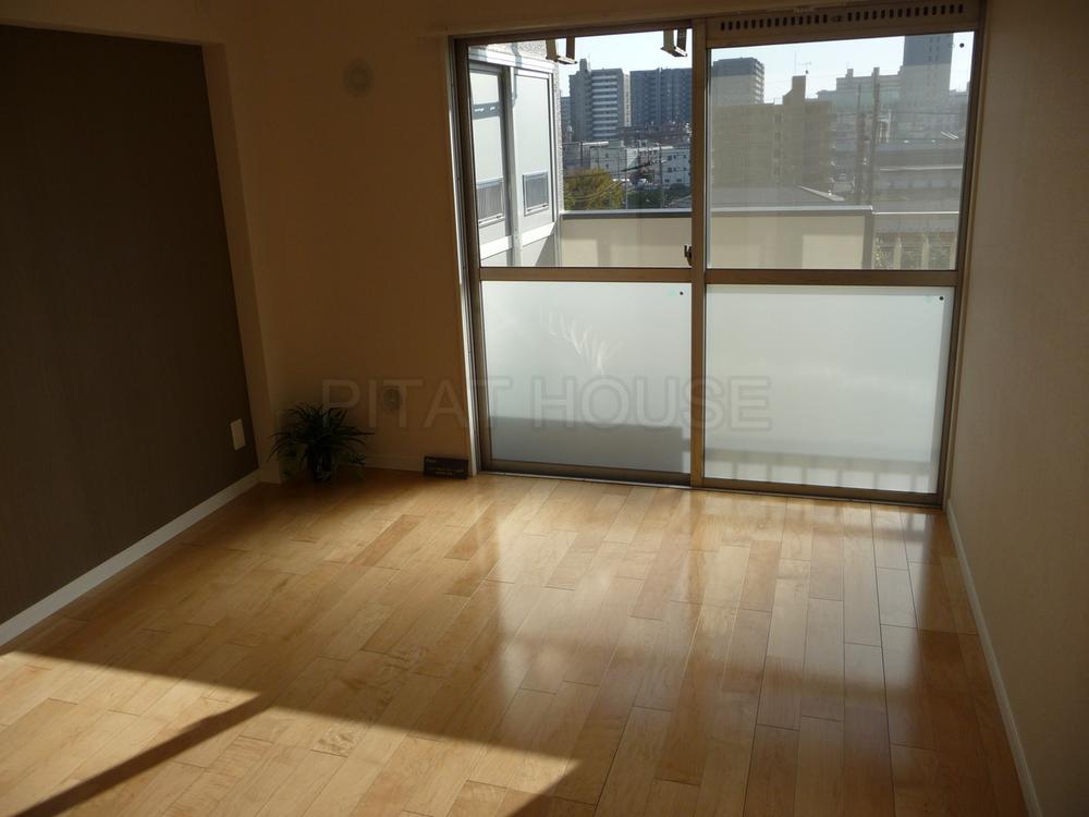 Non-living room.  ◆ South-facing the bright Western-style.