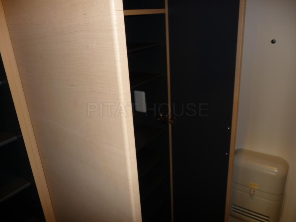 Receipt.  ◆ Also substantial entrance of footwear purse.