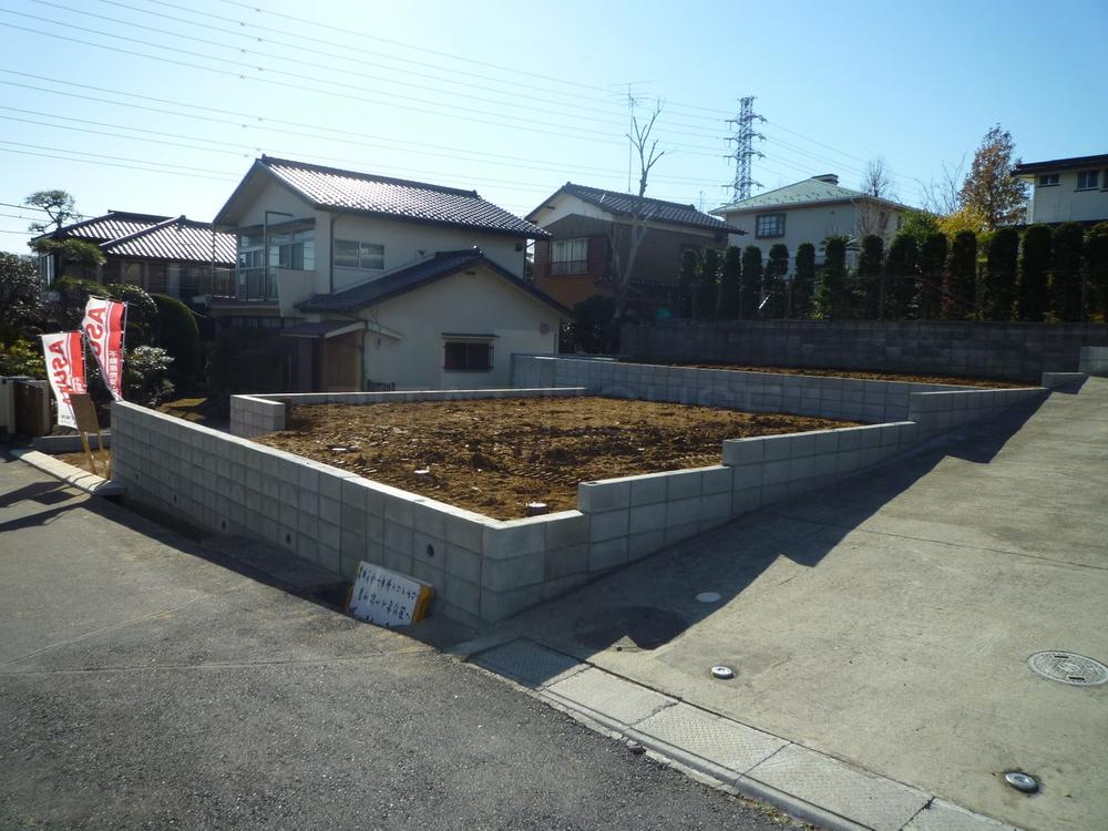 Local photos, including front road. ◆ 1 Building are spacious 5LDK.