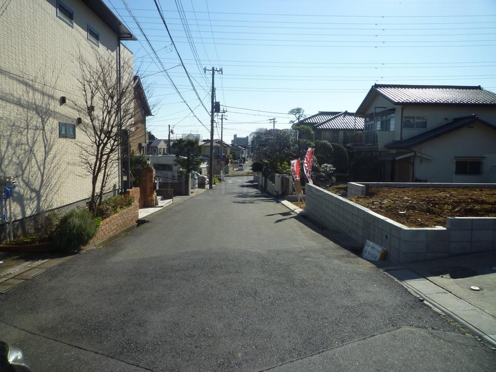Local photos, including front road. ◆ All building car space Thank 2 car.