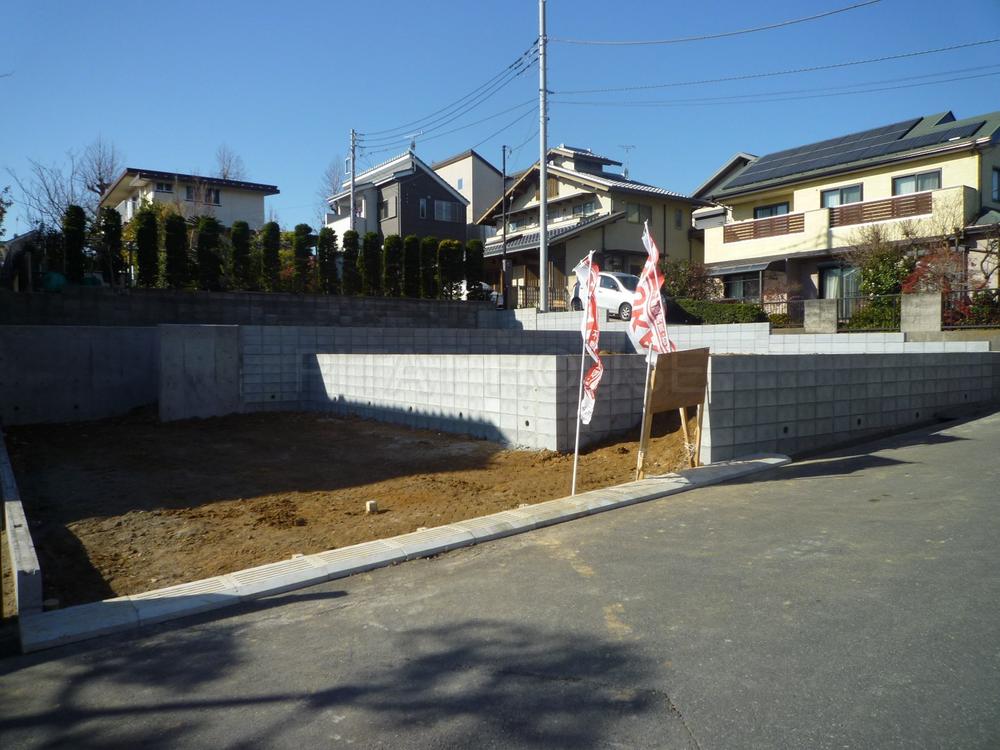 Local photos, including front road. ◆ kindergarten, small ・ Junior high school is also near to convenient.