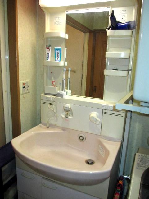 Wash basin, toilet. Wash basin (first floor)