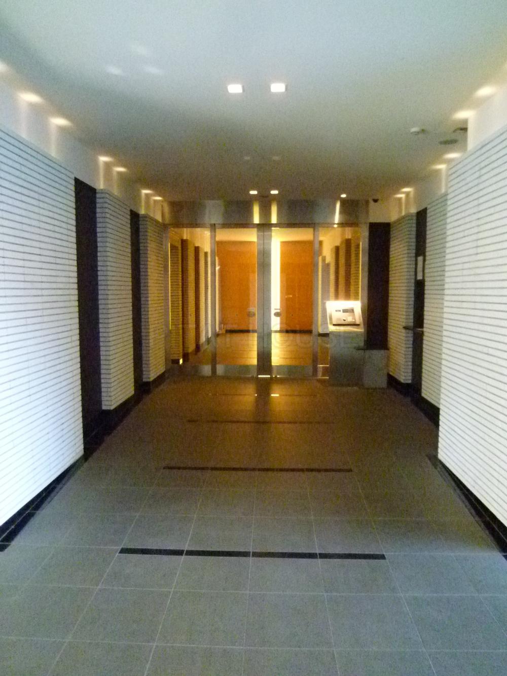 Entrance.  ◆ It is the entrance lobby, such as luxury hotel.