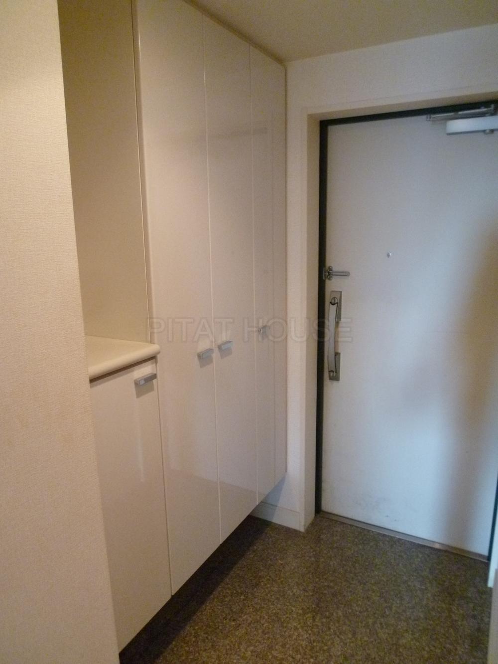 Entrance.  ◆ Storage capacity is footwear holder of outstanding high-capacity.