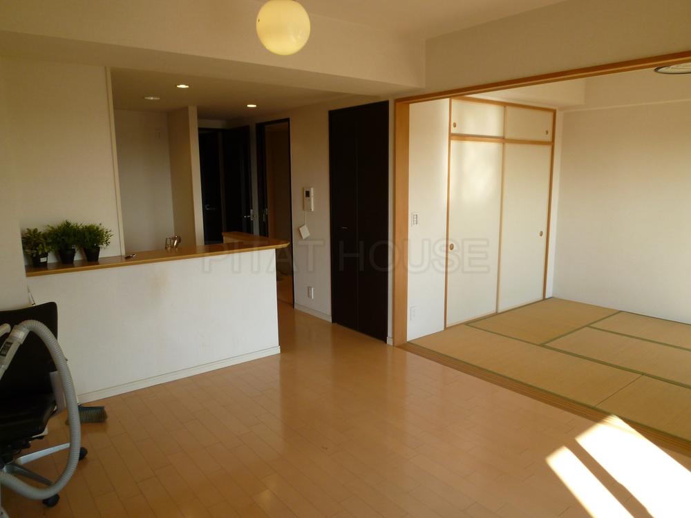 Living.  ◆ Bright and spacious LDK is, There are also about 20 Pledge and connect with the Japanese-style room.