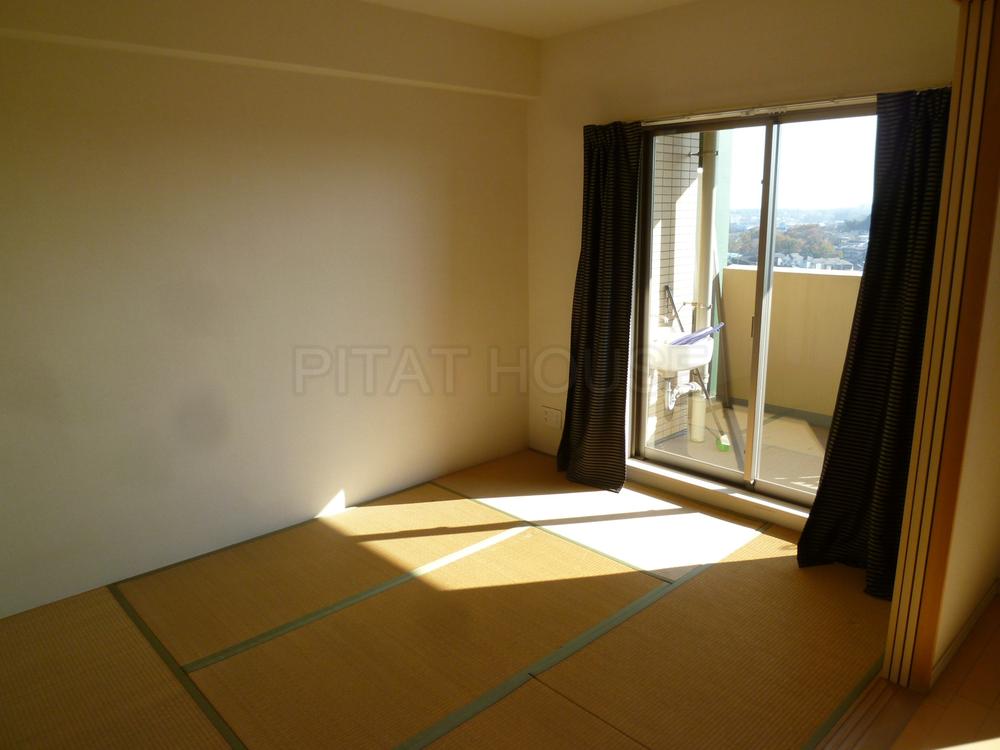 Non-living room.  ◆ I Japanese-style room is also very bright.