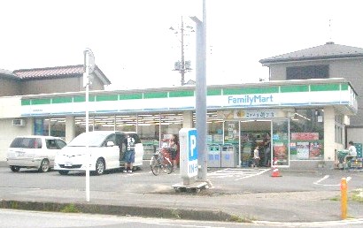 Convenience store. 320m to Family Mart (convenience store)