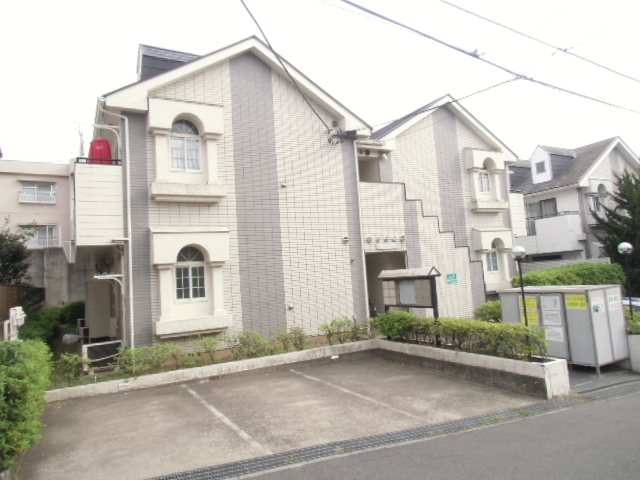 Building appearance. The rooms are upstairs in front of the photo right