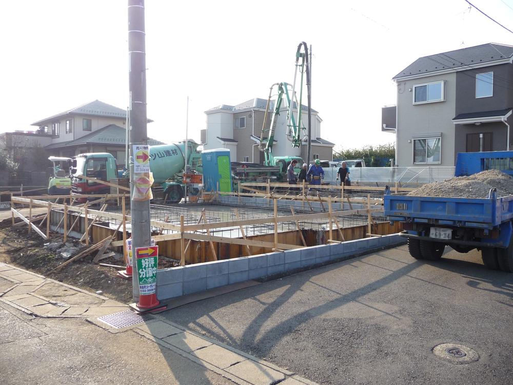 Local photos, including front road. ◆ There are two cars all building car space.