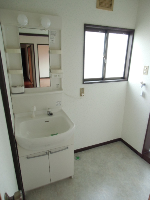 Washroom. Shampoo dresser! It is with window