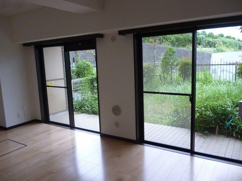 Living. Open space room that incorporates the natural light from the garden of the south Hinadan that light and wind pours. And spacious garden is a living vivid green of a private garden under the sun to master a detached sense. (1020 yen / Monthly)