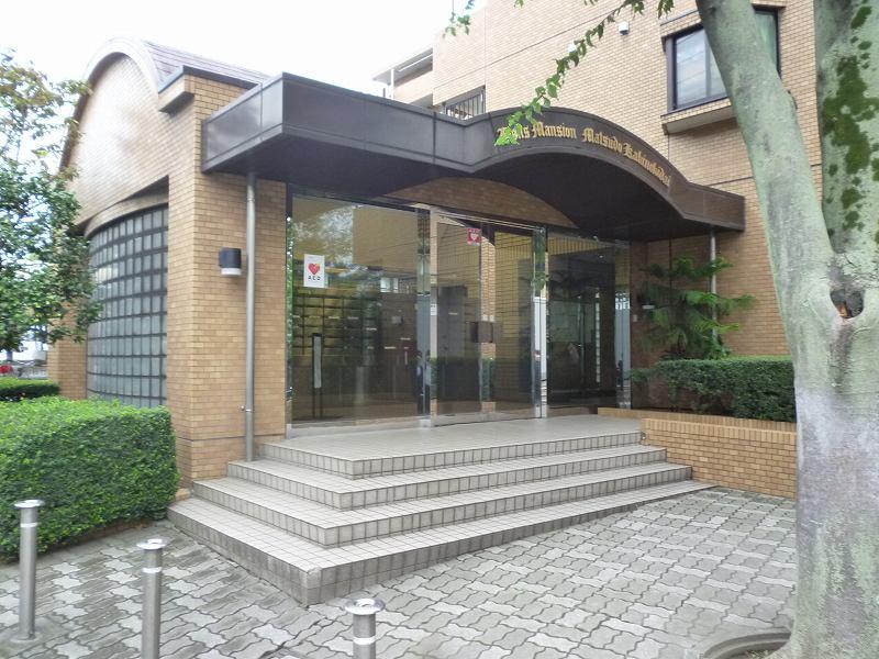 Entrance. And to auto-lock of the entrance it is also comes with home delivery BOX, It is safe on the go often family.