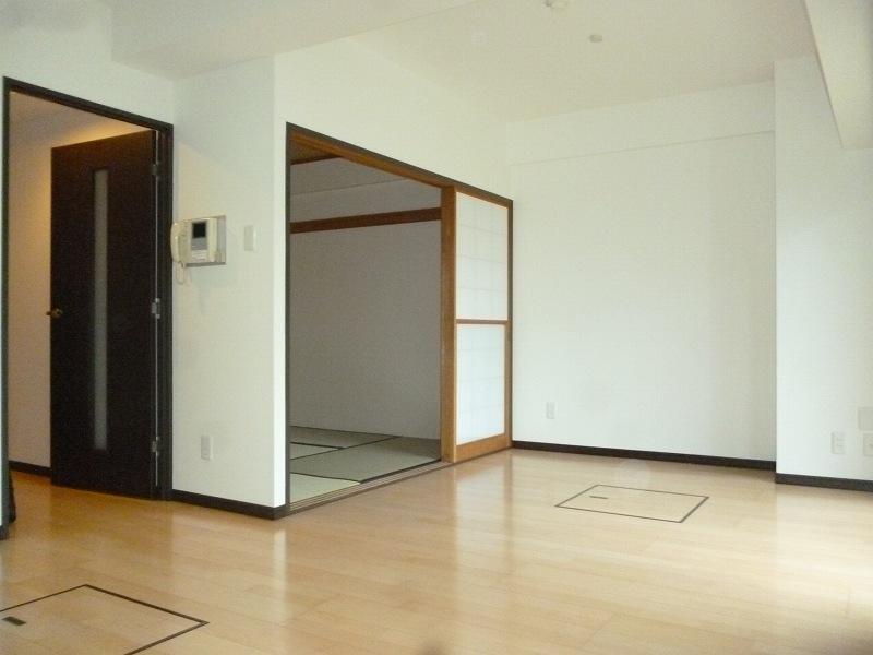 Living. Living the bright sunlight is coming through a private garden. Shanshan hit sun sunshine even to the back of the Japanese-style stretches and Gu'. Also increases smile of your family, Bright south-facing house.