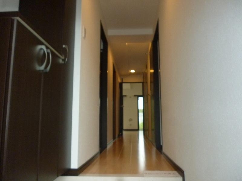 Entrance. I opened the front door, Bright color of the floor and the dark color of chic was unified in the joinery "Chocolate & Vanilla" interior of taste. Modern space attracts the eye.