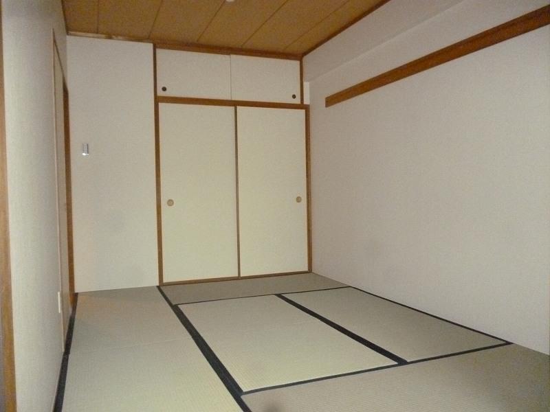 Non-living room. Japanese-style room 6.0 quires Tatami also performs a Omotegae, Fragrant wallpaper Ya the new rushes, Also it gives the course re-covering of bran!