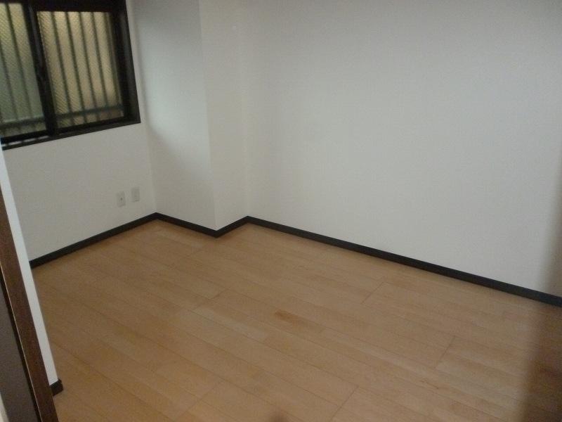 Non-living room. Western-style 4.7 Pledge Although This room was originally carpeted, Makeover to flooring. Wallpaper and changed dramatically as joinery also beyond recognition new.