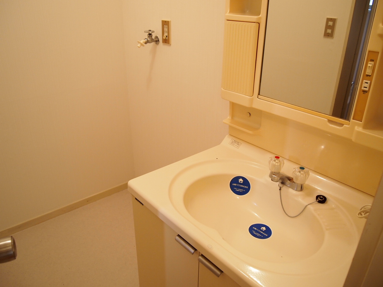 Washroom. Independent basin & dressing room