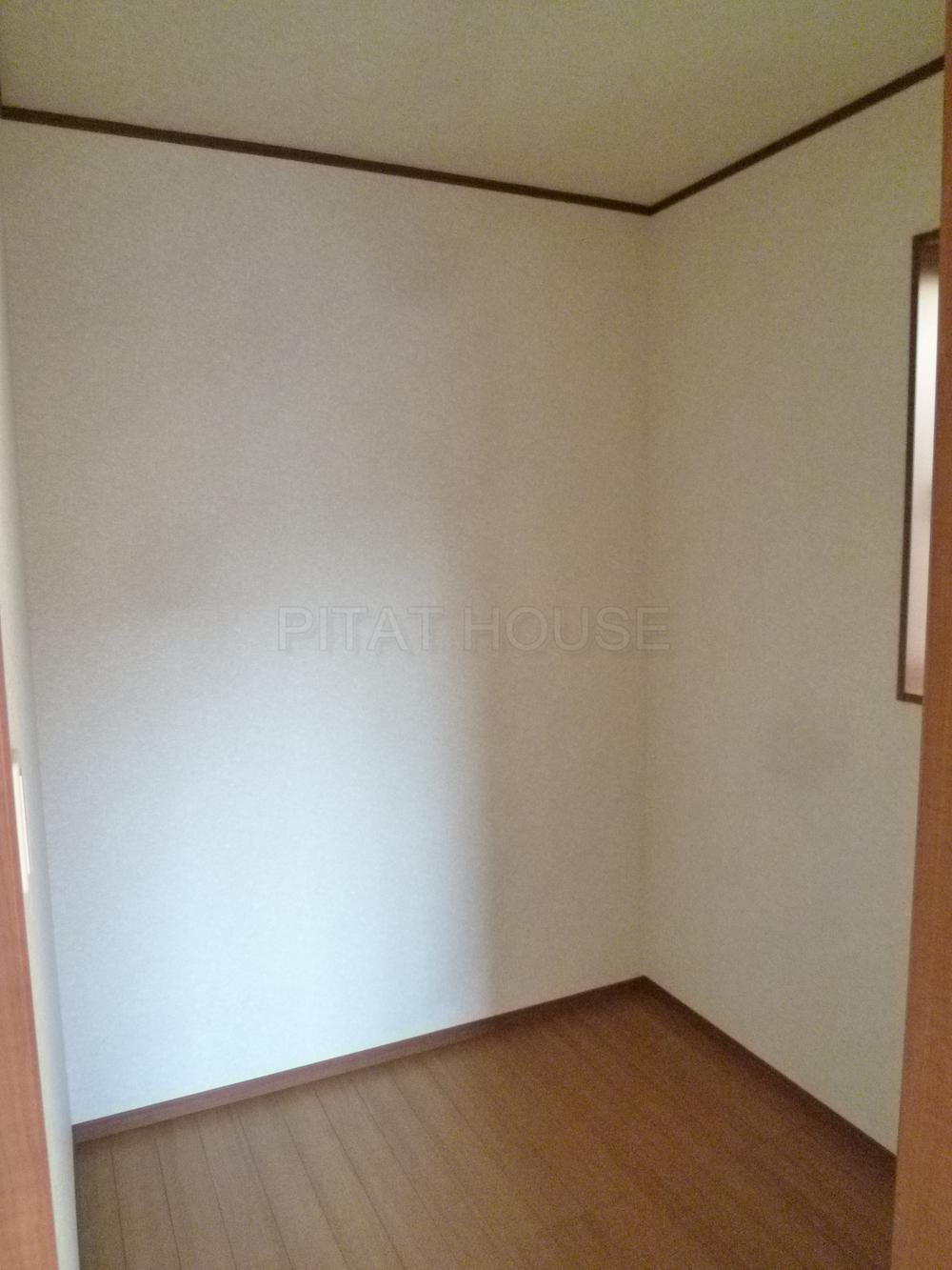 Receipt. ◆ It is nice to walk-in closet is also comes with two locations.